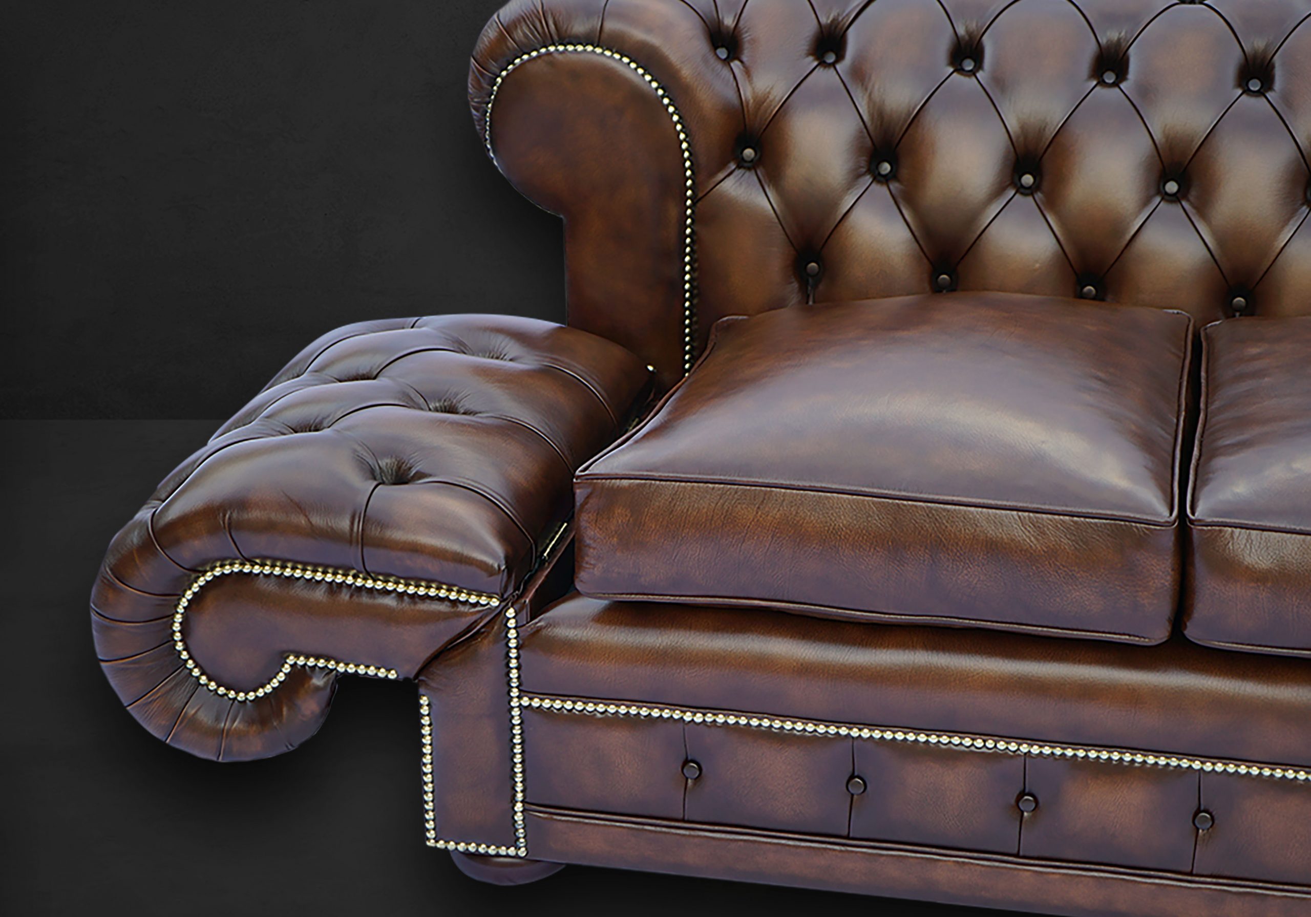 Drop Arm Chesterfield Sofa – Bild 3