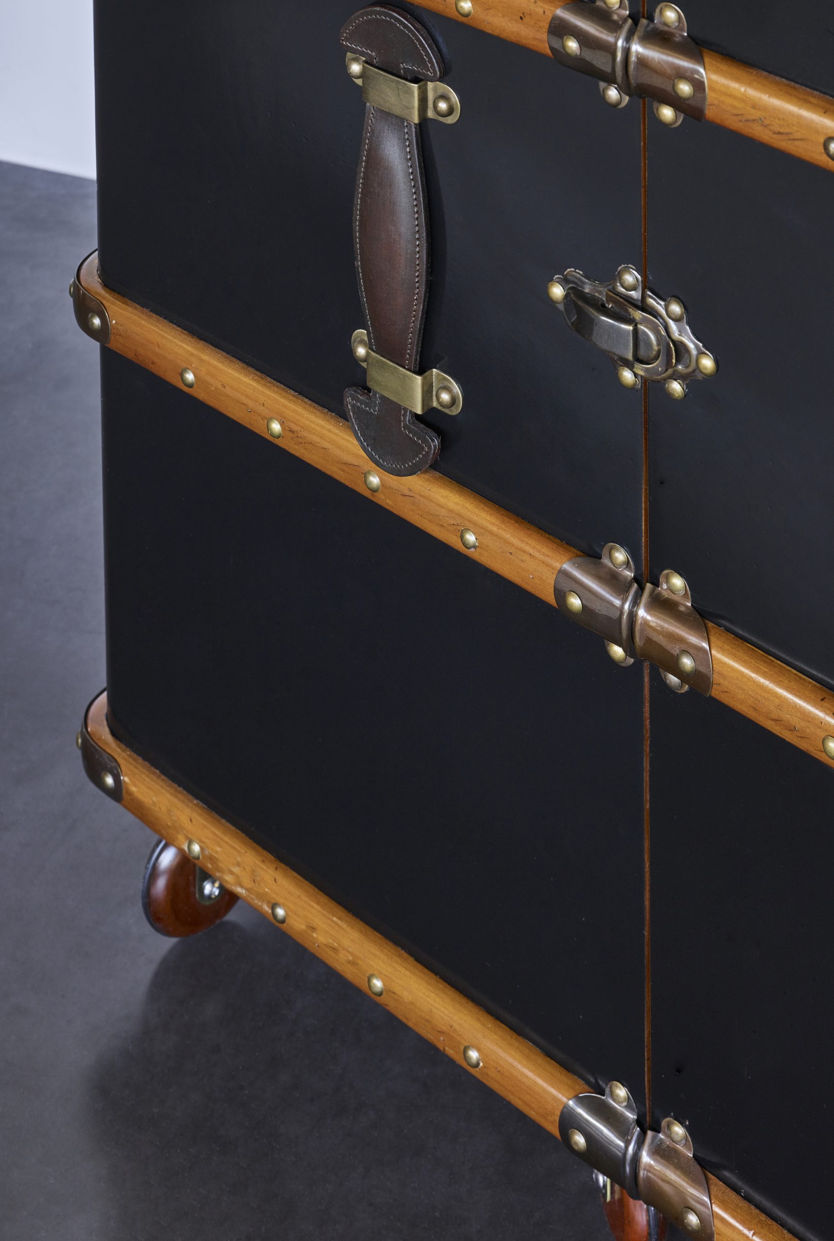 Authentic Models Kofferbar im Travel Design – Bild 11