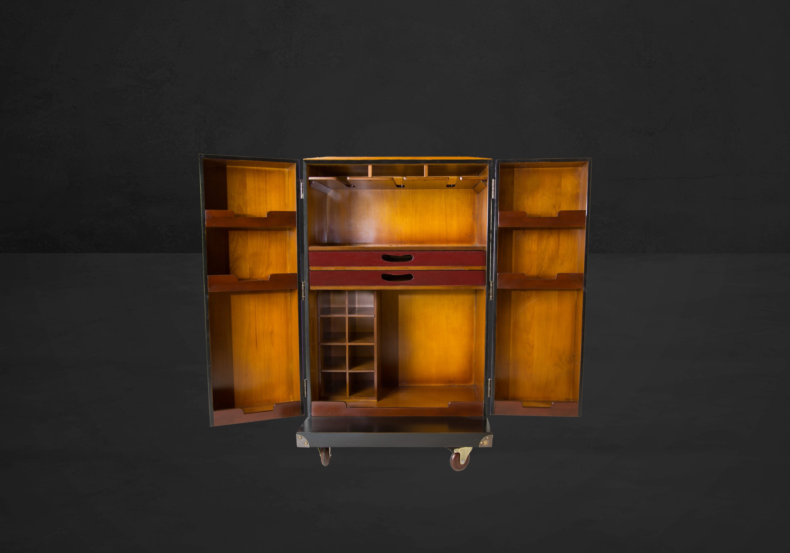 Kleine Kofferbar im Travel Design von Authentic Models