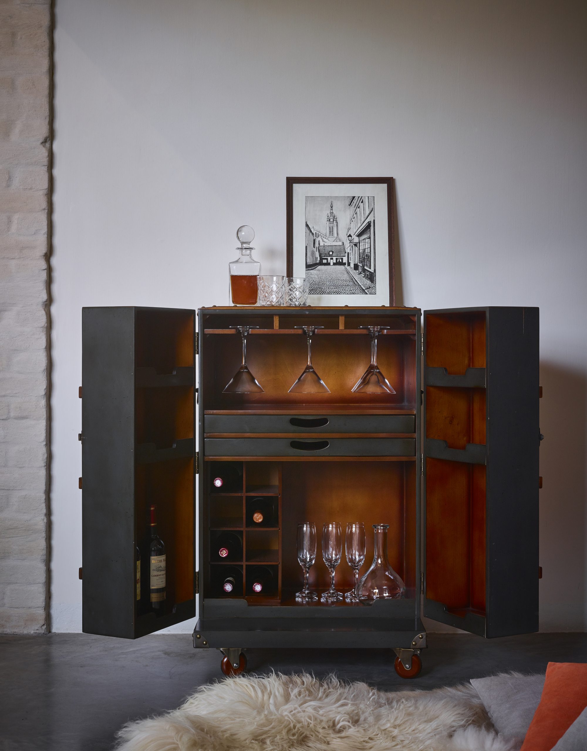 Kleine Kofferbar im Travel Design von Authentic Models – Bild 7