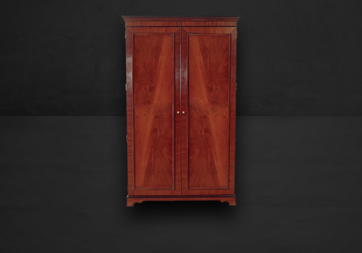 Kleiderschrank mit Türen