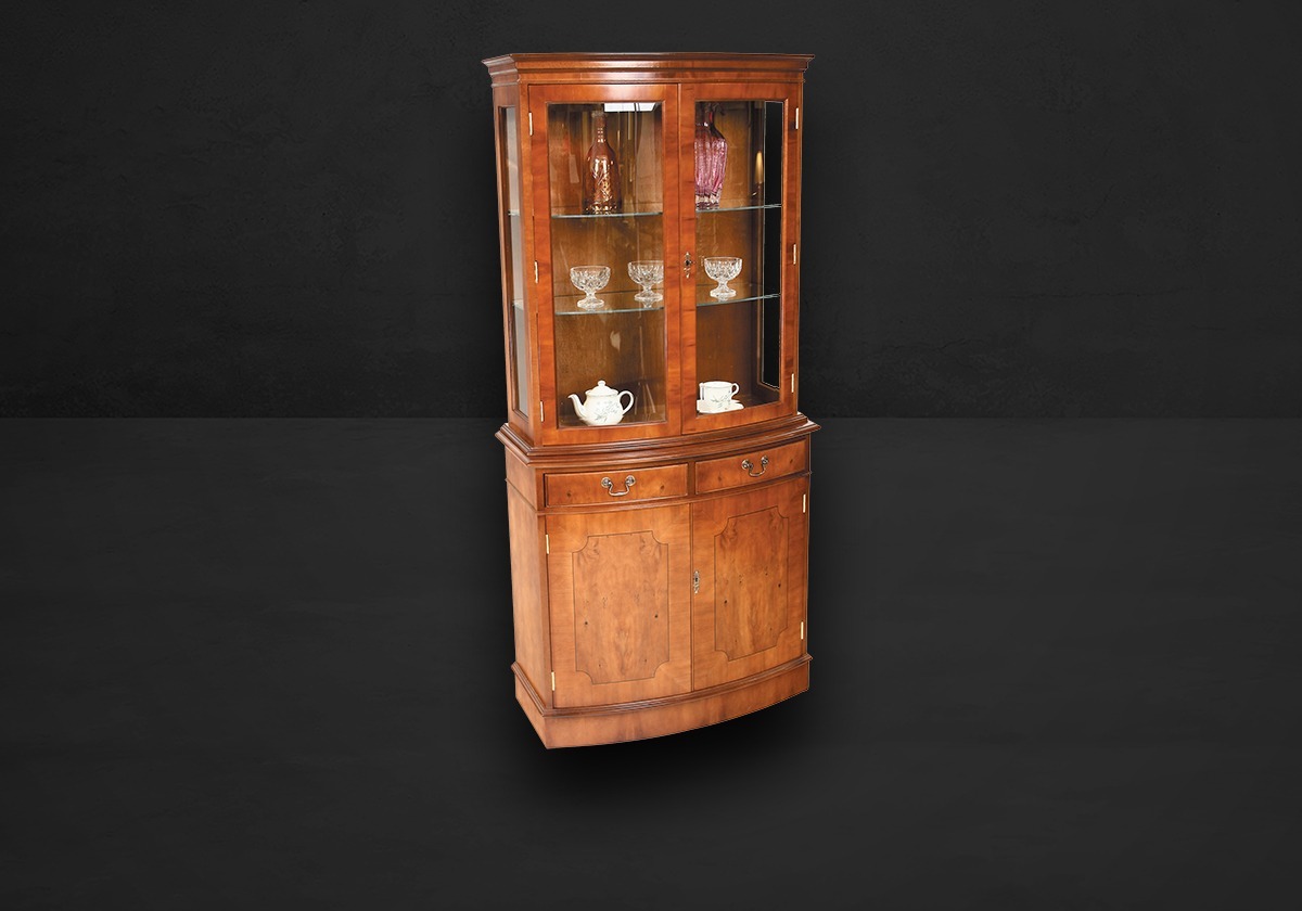 Geschirrvitrine mit gebogener Front