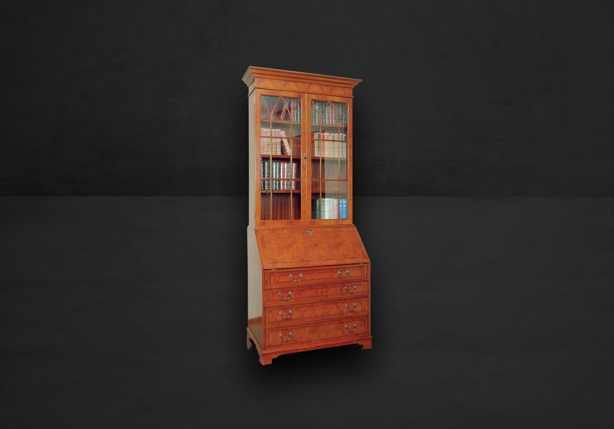 Großer Sekretär mit Aufsatz