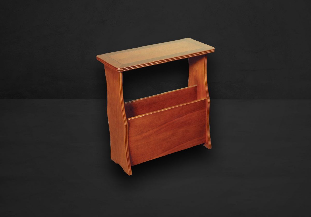 Zeitungsständer mit Holzplatte